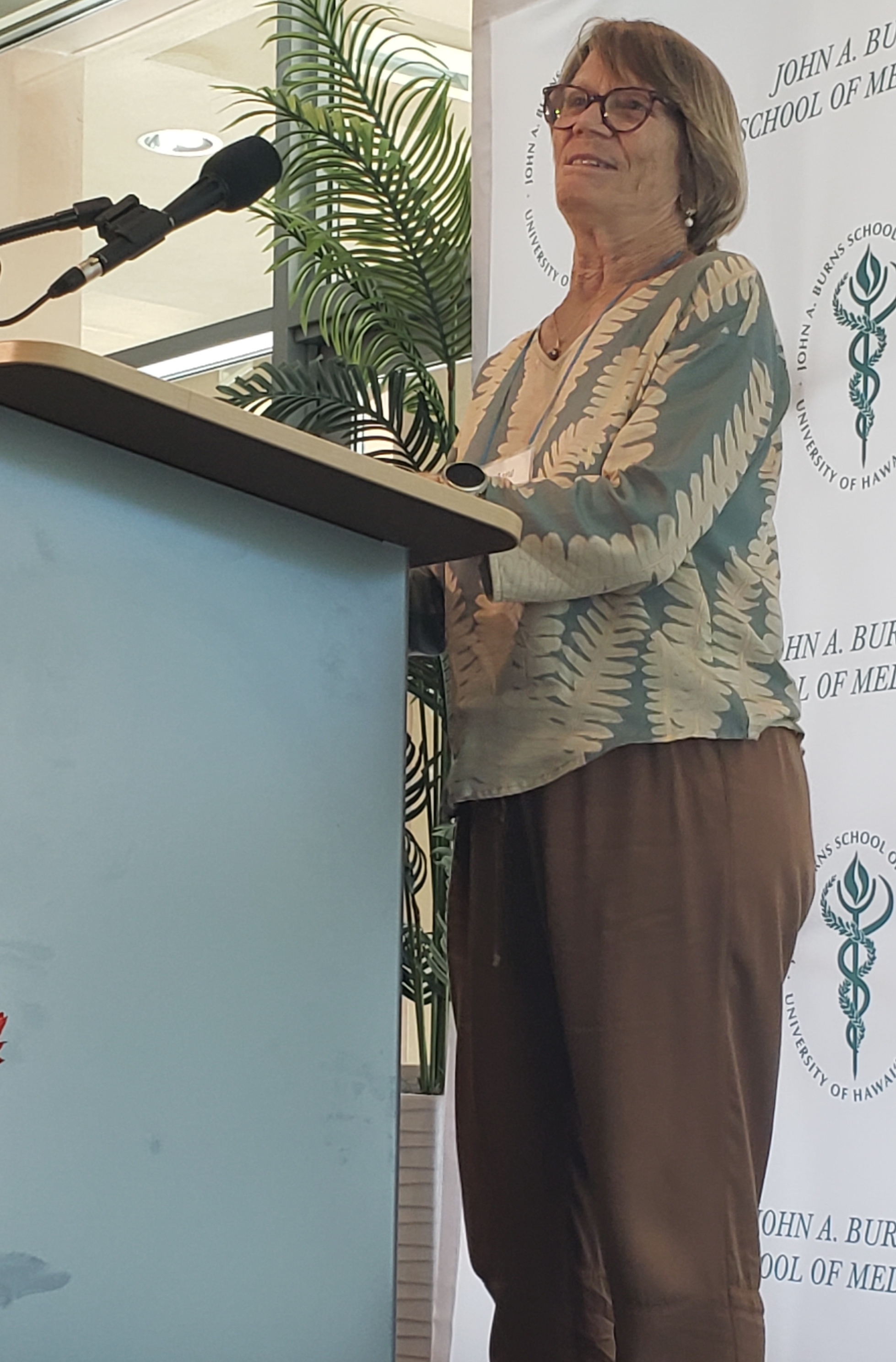 ARCS Honolulu member Dr. Jane Schoonmaker Dr. Jane Schoonmaker at podium