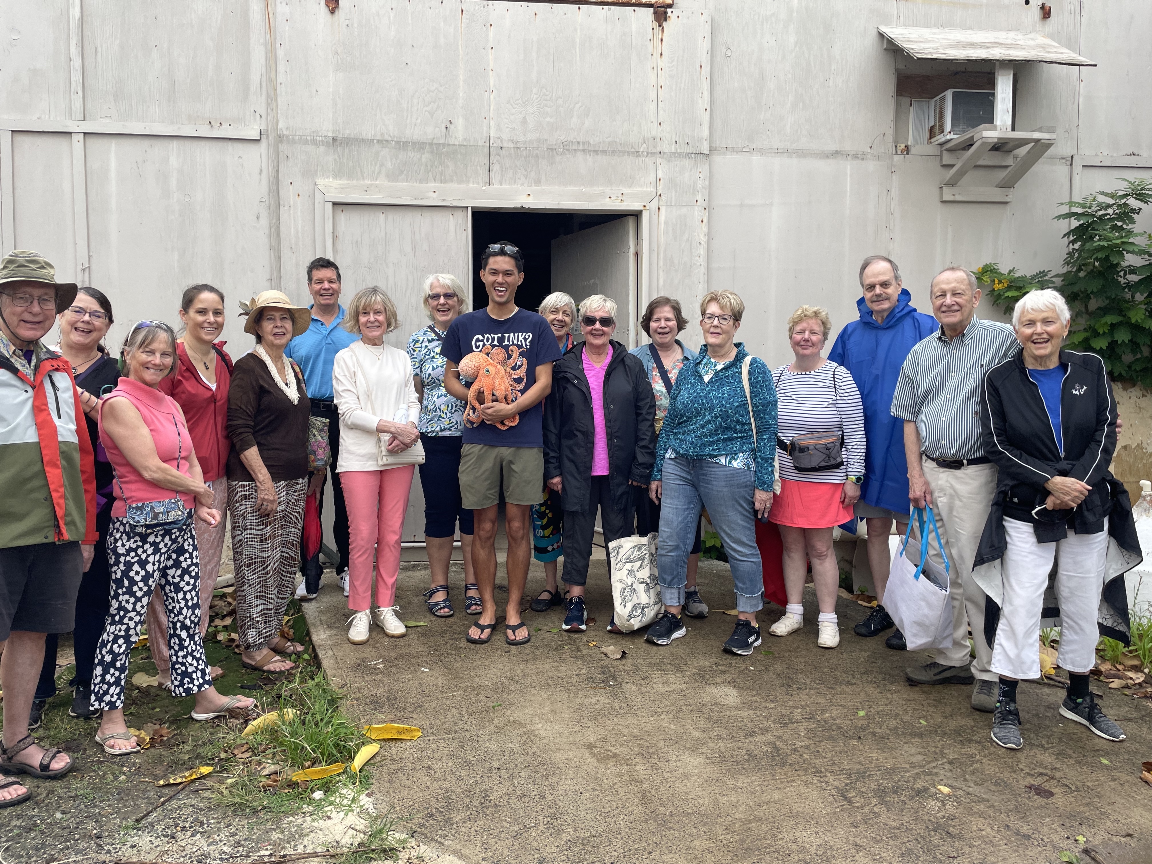 Moku o Loe tour group with ARCS Scholar Leon Tran at his lab building Tour group